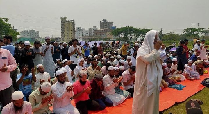 রাজধানীতে বৃষ্টির আশায় খোলা আকাশের নিচে মুসল্লিদের বিশেষ নামাজ